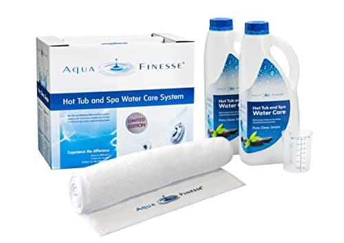 PoolSpezi Aquafinesse Boîte pour jacuzzi et spa avec granulés de chlore ou tablettes de chlore Édition limitée avec chiffon éponge (comprimés)