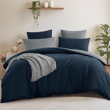 Aisbo Housse de Couette 220x240 Réversible avec 2 Taies d'oreiller 65x65 cm (Bleu Foncé/Gris) - Parure de Lit 240 x 220 Adulte 2 Personne Microfibre, Parure Couette avec Fermetures éclair, Oeko TEX