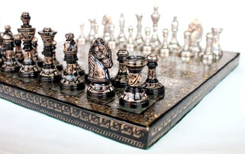 KLEO Stonkraft Ensemble d'échecs en Laiton Plat à la Main 31 x 31 cm - Ensemble d'élastique argenté et Noir avec pièces d'échecs luxueuses et luxueuses