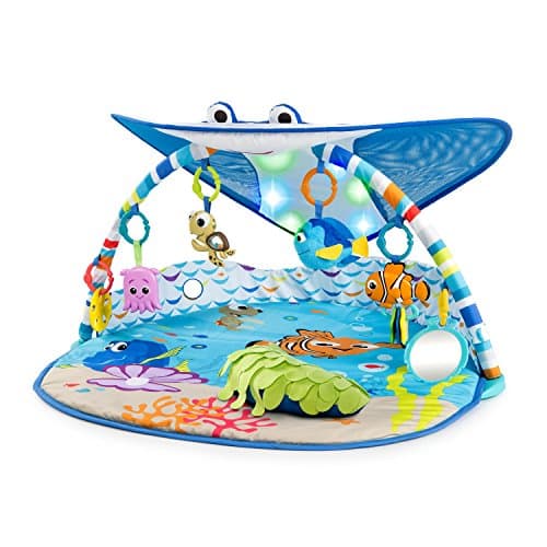 Bright Starts, Disney Baby, Tapis d’Eveil le Monde de Némo Mr. Ray Ocean Lights, Lumières et Plus de 20 minutes de Mélodies, Marionnette à Doigts Dory et Autres jouets