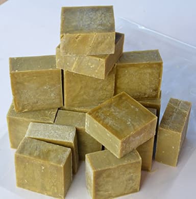 Lot de 15 à 18 savons EXTRA PUR à l'huile d'OLIVE. Issus d'une barre brut coupée en savonnettes de 80g-100g, poids 1.4 kg - Sans huile de palme - Le Serail à Marseille depuis 1949